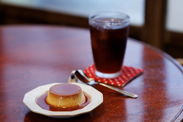 ほどよく固くなめらかな大人のクラシックプリン500円と、月島『LIVE COFFEE』の焙煎豆をハンドドリップしたコーヒー500円。