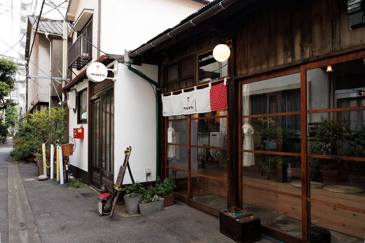 もんじゃストリートから入った路地に立つ。玄関が2軒分あるが、のれんの下が出入り口だ。