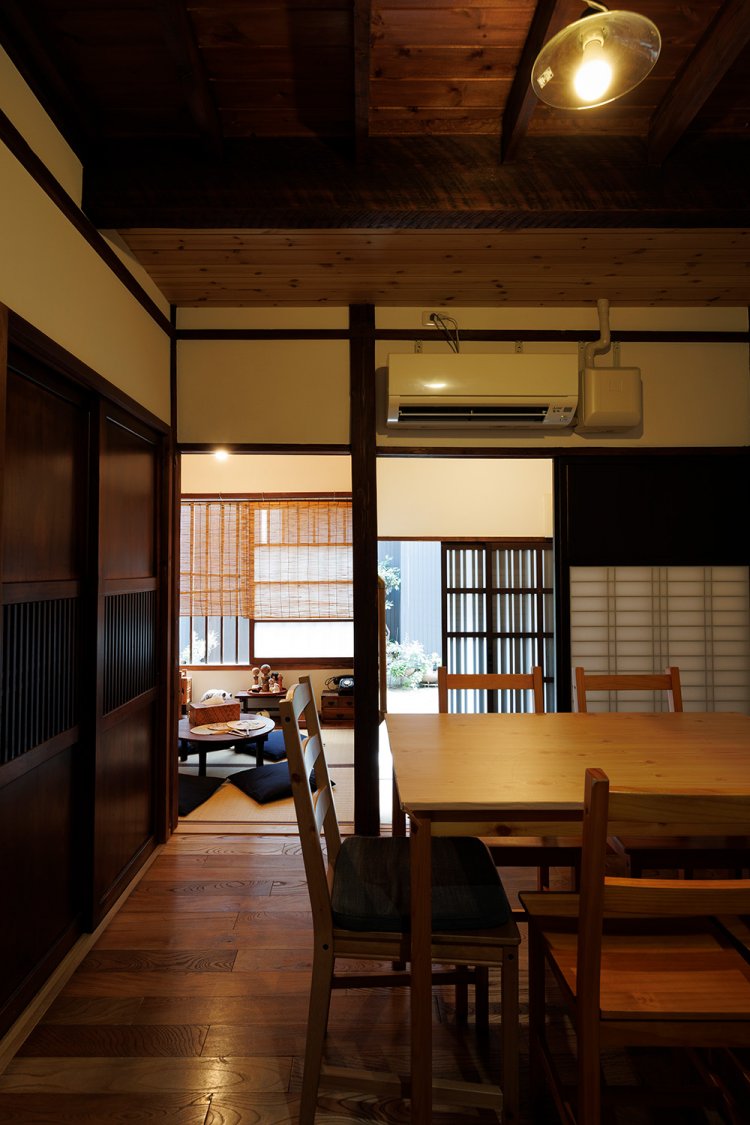 「長屋は左右対称の違いだけで、どこも同じ間取りです」と佐藤さん。居間と台所をLDKにリノベしたが、玄関脇の2畳間は長屋特有の姿だ。