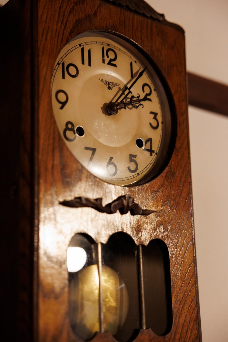 佐藤さん自ら修理した古時計。ネジが緩くなっていて、時間がずれていくのはご愛敬。