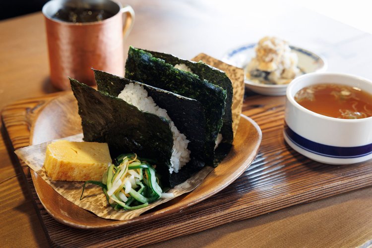 2階の昼『可否灰殻』でおにぎり膳1200円を｡