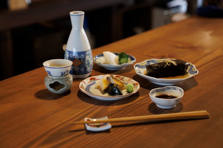 夜の『手盃蛮殻』では酒肴を。丹沢山5勺800円､アワビの酒蒸し1000円、ひやし煮茄子600円、ぬか漬け100円。