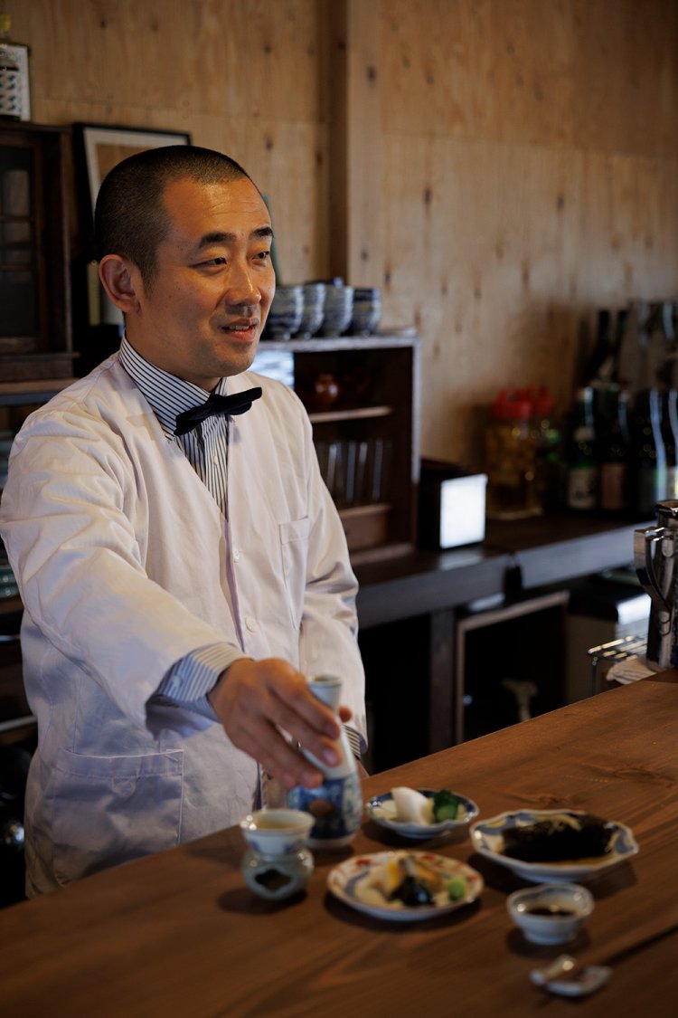 「地方の古い居酒屋のように、朝どれ食材を気張らずシンプルに」と、『手盃蛮殻』に立つ大野さん。