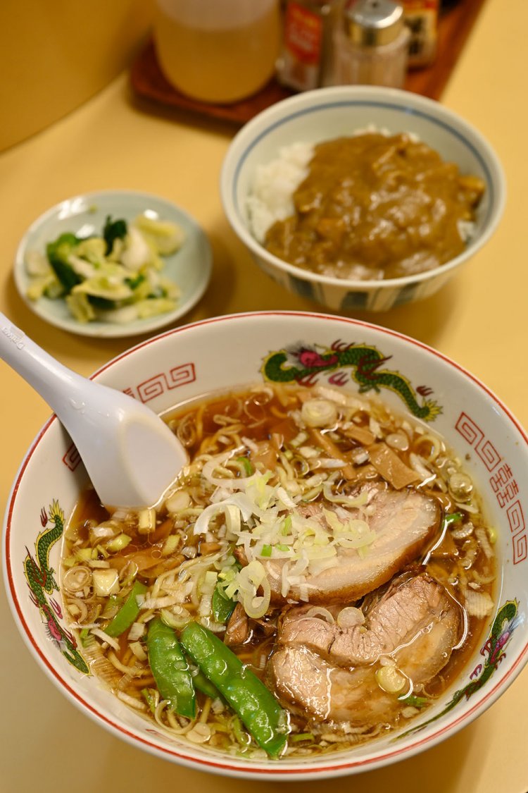 ラーメン900円は、毎日でも食べたい牛骨スープ。麺類を注文すると頼める茶碗カレー350円。