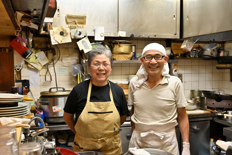2代目に嫁いだ佐藤あや子さんと店を手伝う渡部正勝さん。