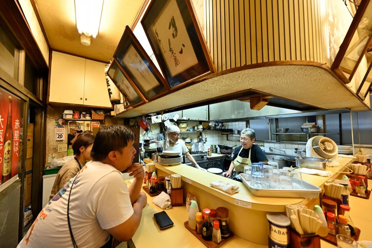 常連客たちがひっきりなしにやってくる。