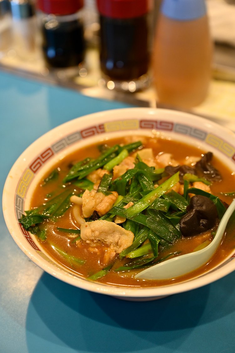 ニラそば1000円。ピリ辛スープが疲れをとりエナジーを与える。