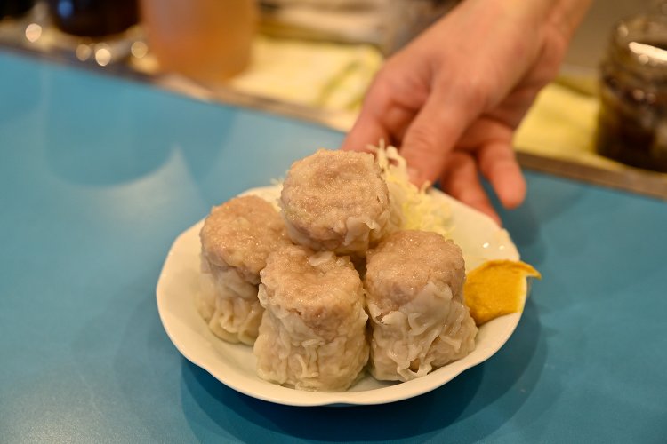 その名のとおり巨大なジャンボシュウマイ4個720円。