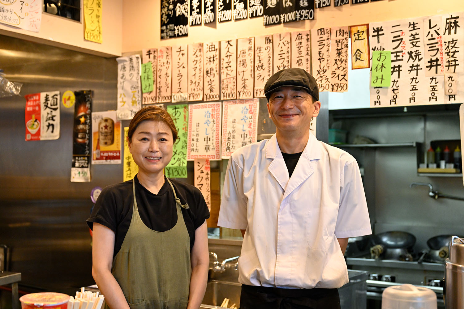 4代目の谷島仁美さん、ここで働き4年ほどという井上壮さん。店は職人に恵まれ歴史を築いてきた。