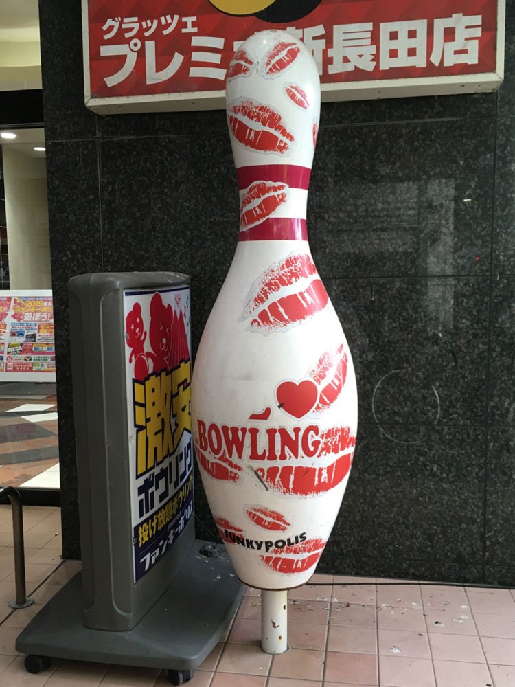 全面にキスマークがあしらわれたデザイン。かなり目立つ（神戸）。