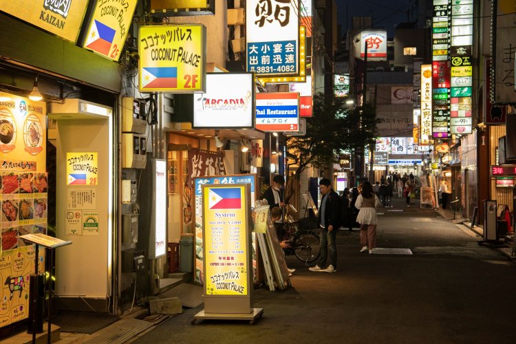 湯島のネオンの中にはタイ、ベトナム、フィリピンなどの店も多い。