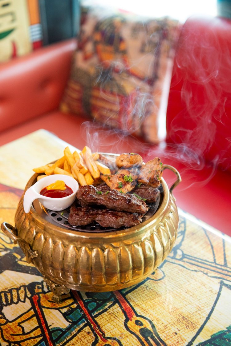 豪華ミックスグリル！　フルーティーな味つけのチキンとビーフハンバーグの盛り盛りセット。器もエジプトから直輸入。