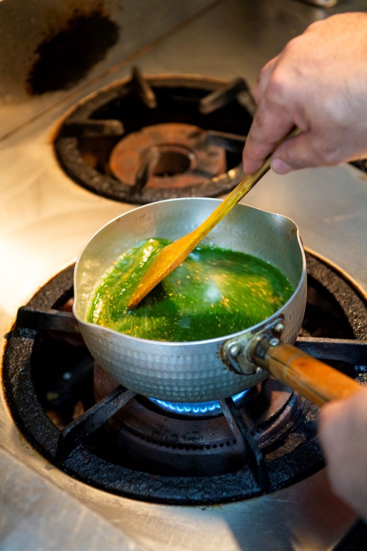 至福の緑、モロヘイヤスープを仕込み中。