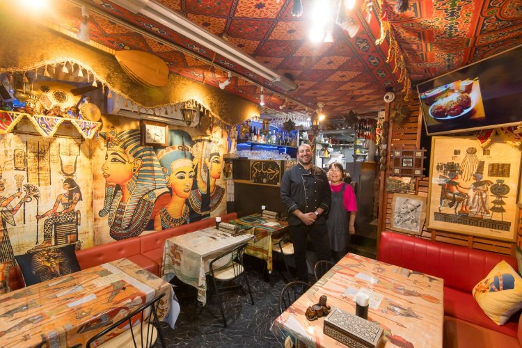 豪華絢爛かつ博物館のような店をつくりあげたガマルさんと昭子さんご夫妻。