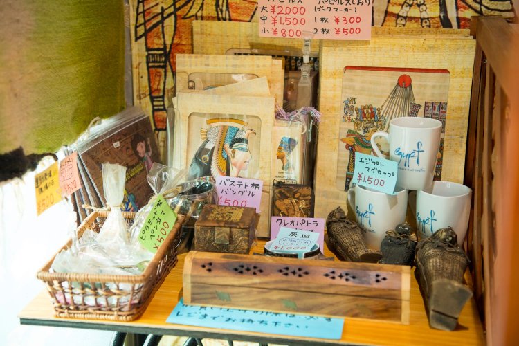 パピルスやバングルなどエジプトグッズもいろいろ販売中。秋津にいながら旅行気分。