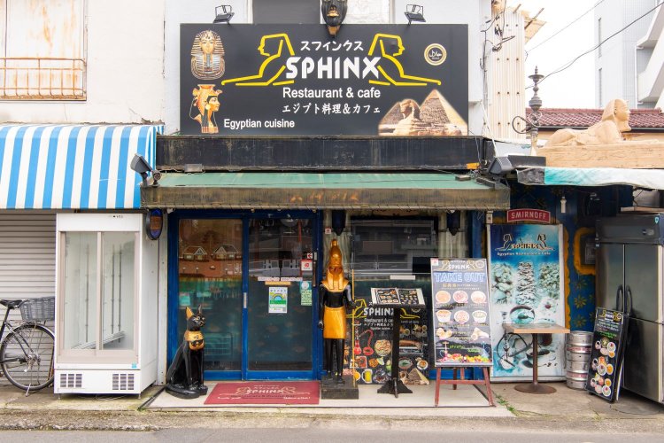 住宅地の一角で際立つ外観。