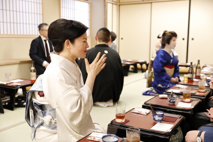 芸者さんとの歓談は醍醐味の一つ。