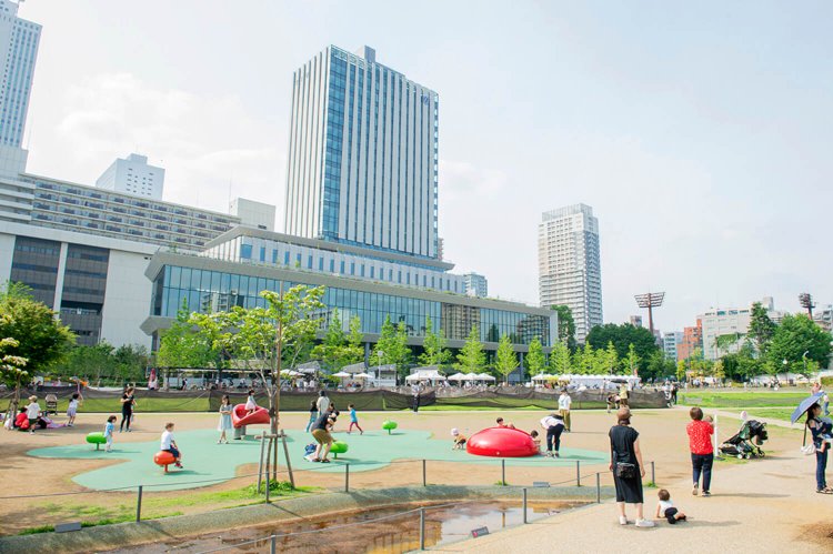 イケ・サンパークに隣接している、2023年9月開校の東京国際大学池袋キャンパス。留学生の姿が増えそうだ。