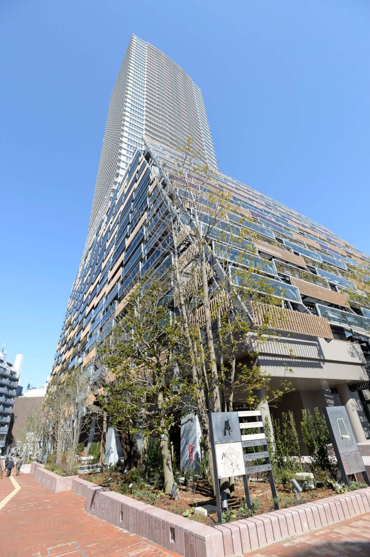 全国初のマンション一体型新庁舎。デザイン監修は隈研吾、財政負担ゼロで建設された。