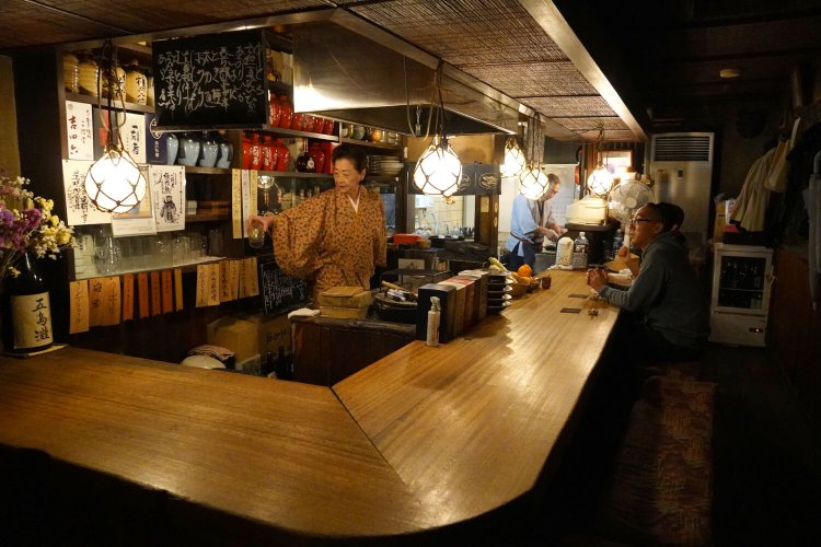 囲炉裏を囲む重厚なカウンター席のみ。