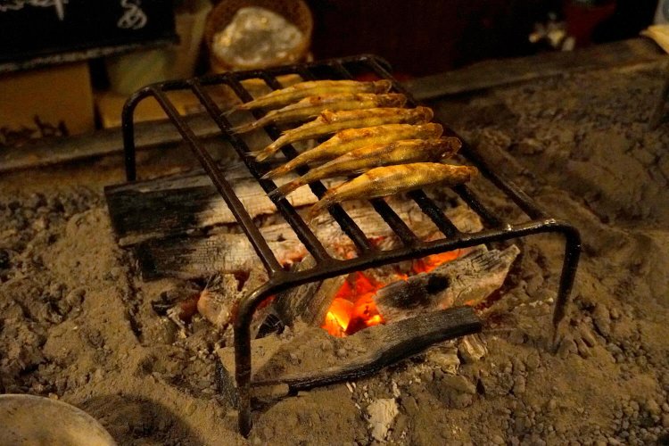ふっくら焼き上げる本柳葉魚（ししゃも）1尾600円。ビール700円。