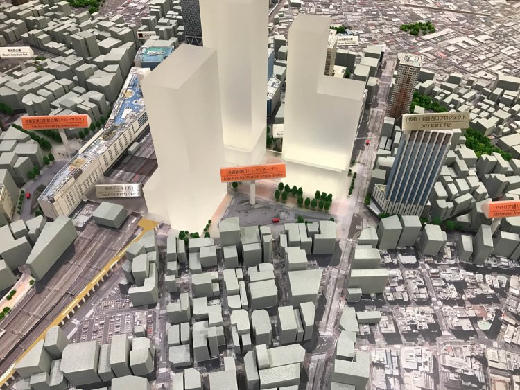 将来の西口のイメージを表した模型。