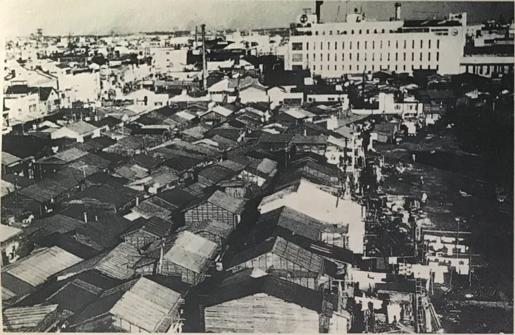 1955年頃の、西口マーケットと東横百貨店の様子。　写真提供＝豊島新聞社。