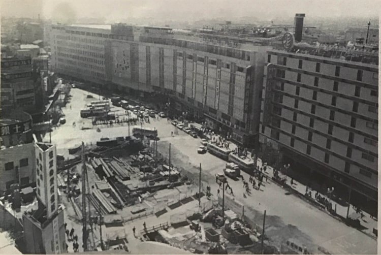 1957年に開店した東京丸物（まるぶつ）百貨店（現・池袋パルコ）と西武百貨店が並ぶ、1962年の様子。　写真提供＝豊島区立郷土資料館（高木進一）。