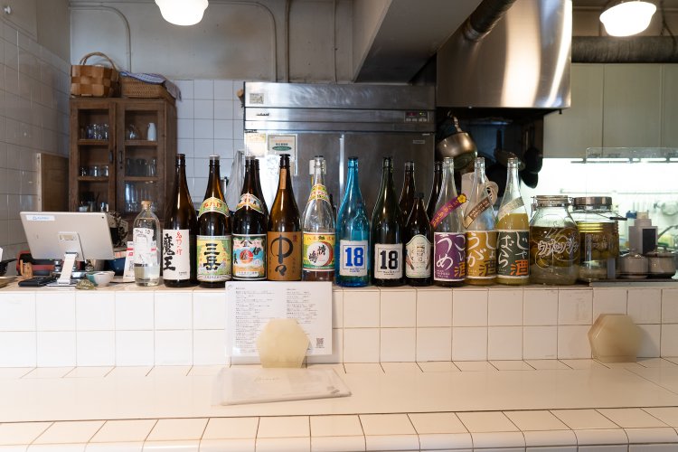 カウンター席あり。お酒も並ぶ。