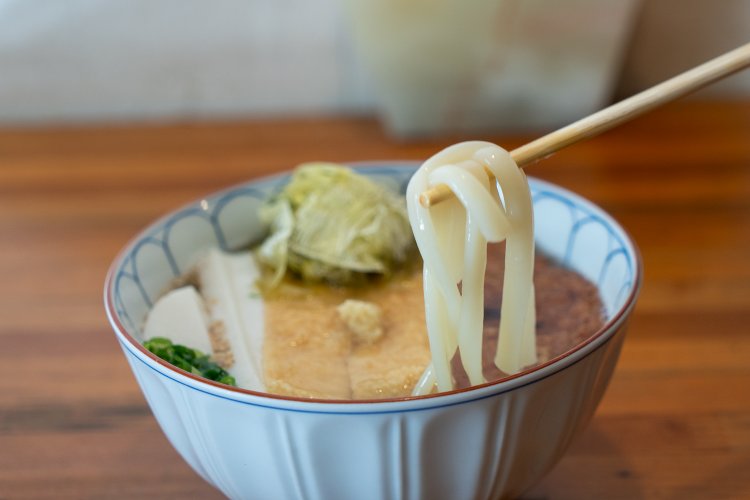 たっぷりの具材で表面が覆われている豊前房うどんは1160円。