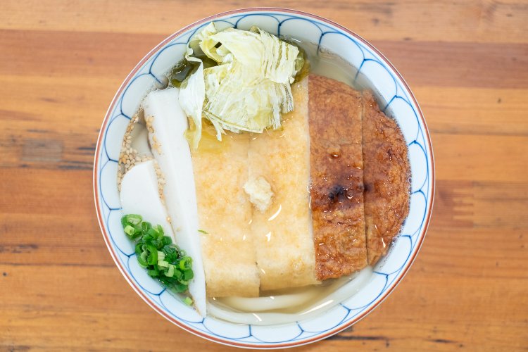 いりこと昆布で出汁を取り、酒と白醤油、塩のみで味つけしていて、味もスッキリしている。