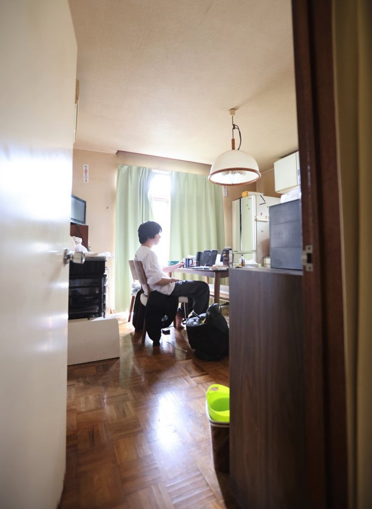 新宿区にある吉田の自宅にて撮影。