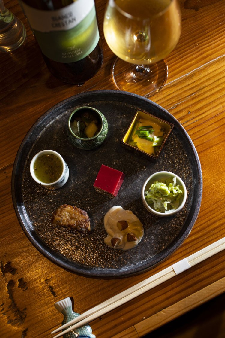 おまかせで提供される前菜盛り八寸。グラスワインは1000円～で7種ほど用意。