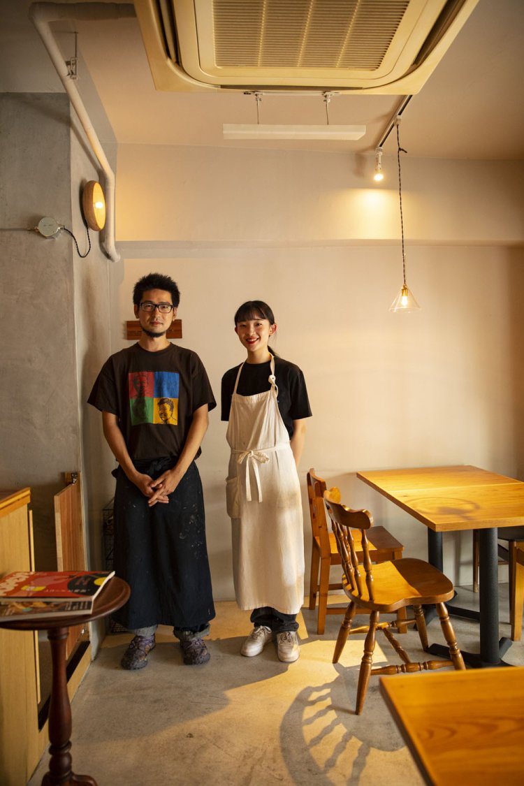 店主の坂口さんと、ワイン担当の水嶋りん子さん。