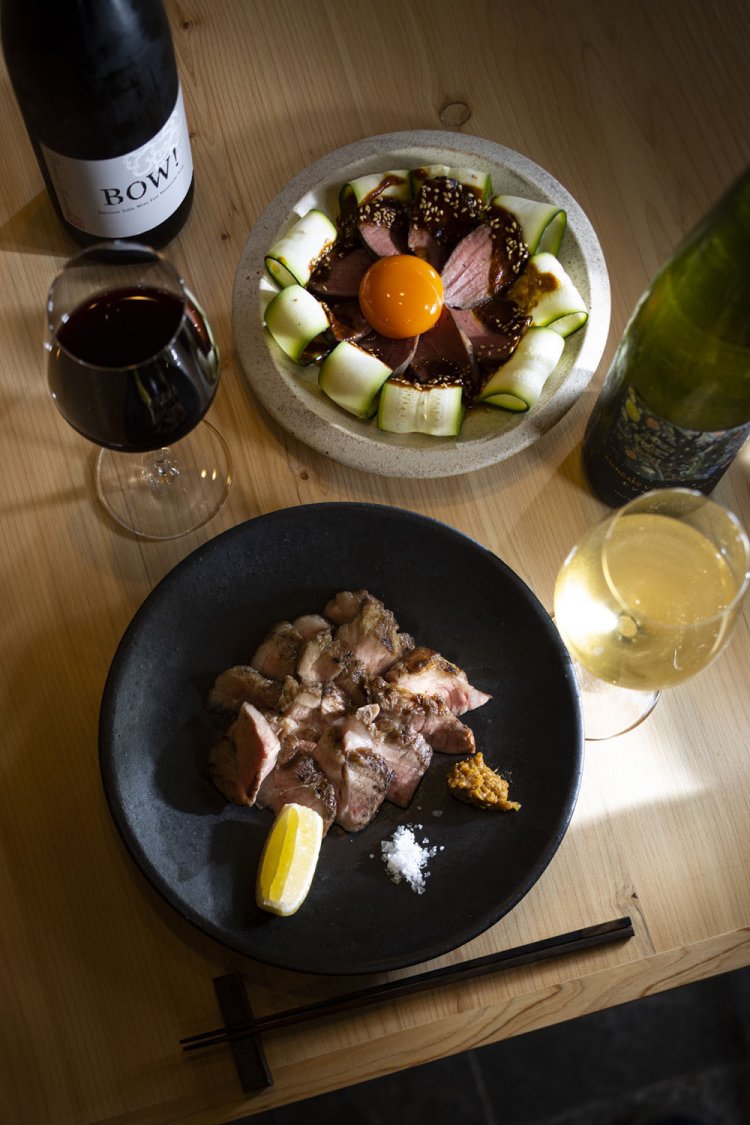 吉澤農園のズッキーニと牛ハツのゆっけ1480円、長野・岡本養豚の千代幻豚（ちよげんとん）の炭焼き2380円。