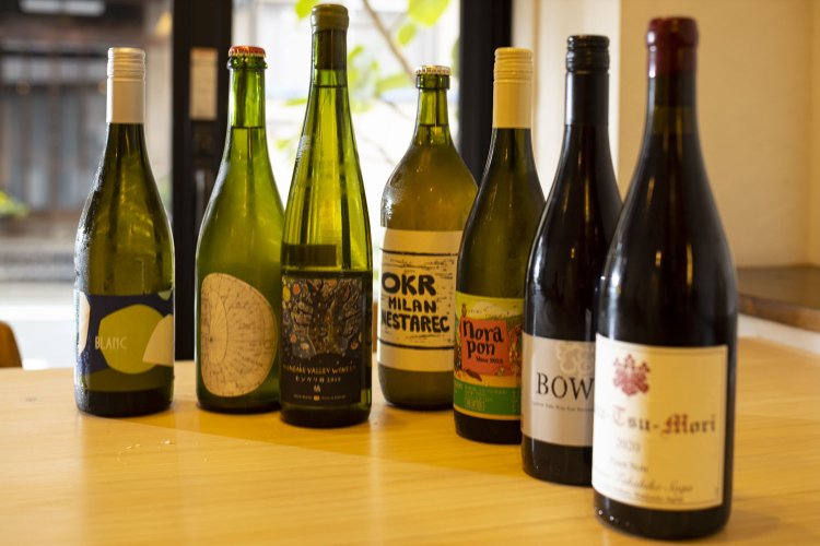 豊富にそろうワインはグラス880円～、ボトル3800円～。