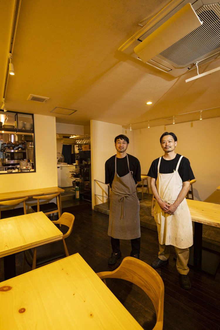 「作り手の思いに共感した食材を選んでいます」と店主の櫻井さん（左）。