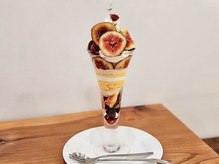 季節限定 無花果 博多とよみつひめパフェ 3400円。　※価格、品種は時期により変動あり。