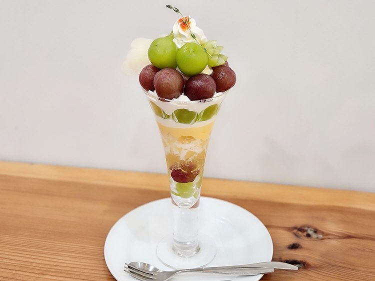 季節限定 山梨県一宮産MIX葡萄パフェ 4200円（※価格、品種は時期により変動あり）。