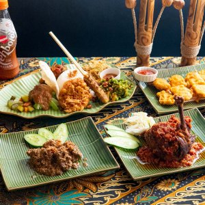 世界一おいしい料理に選ばれたルンダンが人気。八王子のインドネシア料理店『クタ・バリ・カフェ』は、異国の言葉のざわめきが心地よい憩いの場