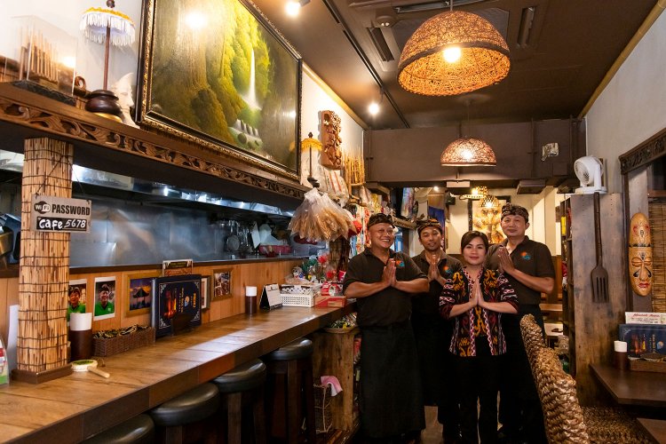 店主の佐々木スーサンティさん（右から2番目）とバリ島出身のシェフたち。