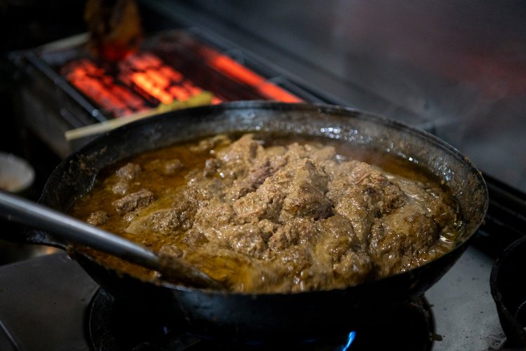 ルンダンをじっくり煮込む。