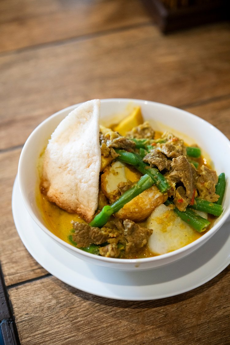 ちまきと野菜、ヤギ肉を煮込んだロントン・サユール・グライ・カンビン1300円。