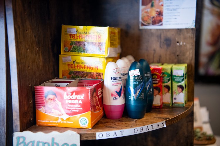 インドネシアの食材や調味料のほか、シャンプーなどの日用品、雑貨も売られている。