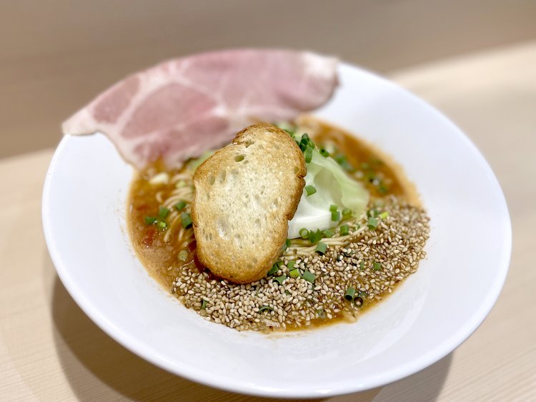 東京海老トマトサービス盛り980円。レア状態の薄切りチャーシューは、スープの熱が加わらないように、丼ぶりのフチにのっている。