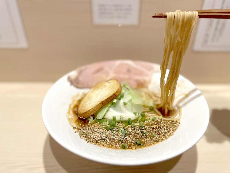 麺はオリジナルレシピで製麺所へ依頼。しっかり食感の麺は海老トマトスープと相性抜群だ。