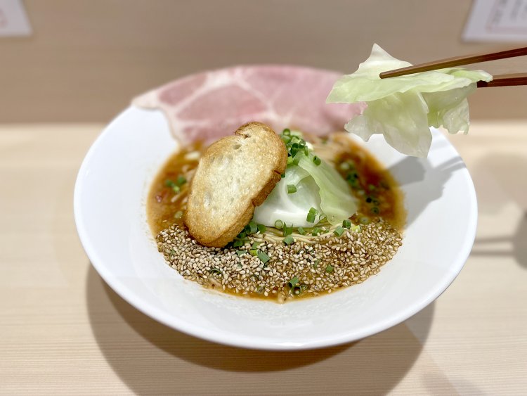 トッピング一番人気のキャベツ。サービス盛りに、さらに追加でキャベツ増し120円を注文する人も多い。