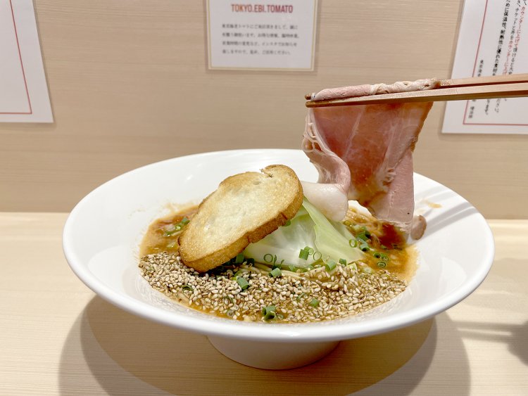 厳選した豚ロースを低温で調理し、真空圧縮して旨味を閉じ込めた自慢の特製レアチャーシュー。肉の旨味が凝縮した味わいだ。