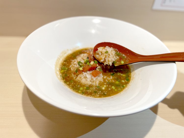 シメは残ったスープへご飯150円を入れてリゾット風おじやに。