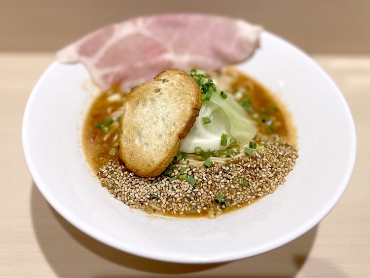 丼の中央にキャベツとバゲットがそそりたつ東京海老トマトサービス盛り980円。